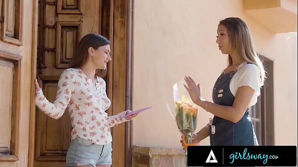 Nonton The Owner Of The Town Flower Shop Kimora Quin Offers Flowers To Her Long-time Crush Mae Milano After Learning About Her Loss. thumbnail