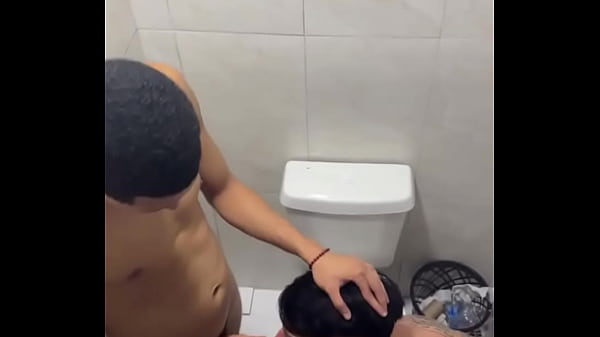 Flagra Mamando H&eacute;tero Dotado No Banheiro Da Balada. thumbnail
