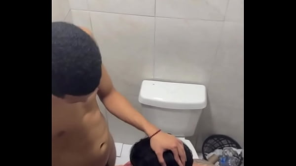 Flagra mamando h&eacute_tero dotado no banheiro da balada.