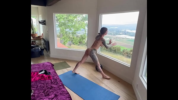 Play MP4 - felicity feline naked morning yoga