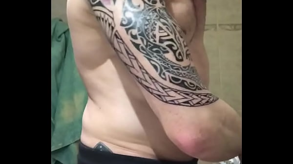 Mec Tatou&eacute; Grosse Queue Dans La Douche thumbnail