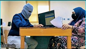 Nonton Istri Muslim Berhijab Selingkuh Sama Teman Kantornya. Sekretaris Selingkuh Lagi Asik Muasin Memeknya Pakai Vibrator Favoritnya thumbnail