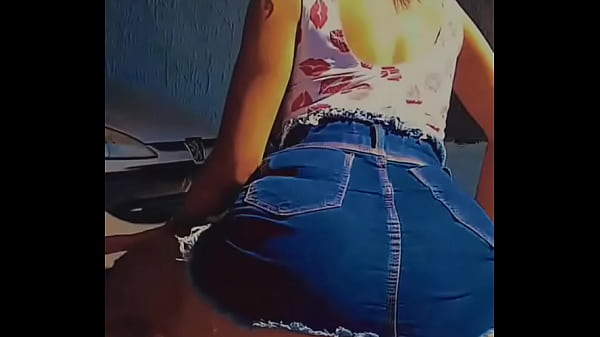 Novinha gostosa delicia dan&ccedilando funk de saia mostrando calcinha