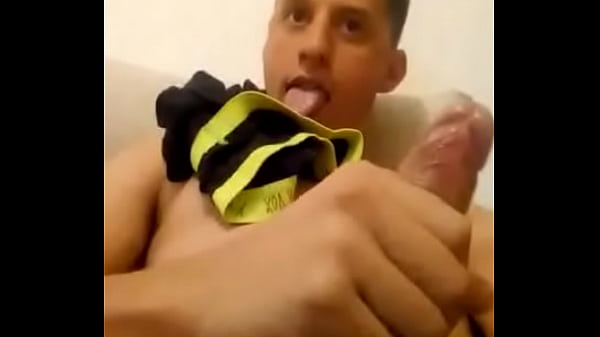 Hetero enga&ntildeado se masturba