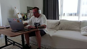 Nonton Step Mom Interrupted My Game And Took My Dick Deep On The Chair thumbnail