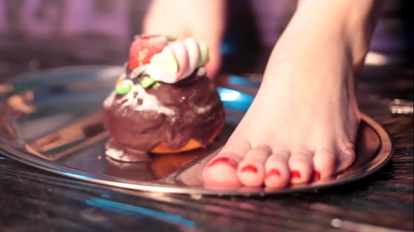 Esmagando um bolo delicioso com meu p&eacutes – Messy Foot Worship