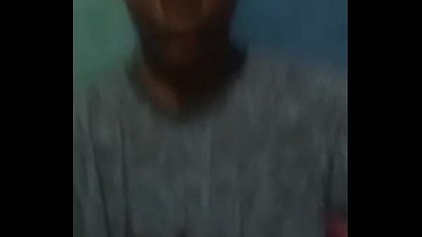 Menino De Piru Grosso Batendo Uma Pra Computador De Primeira Gera&ccedil;&atilde;o thumbnail