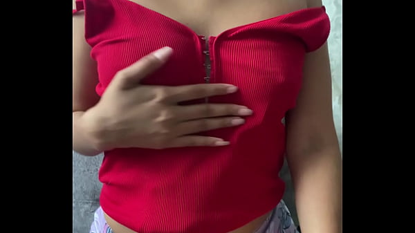 Teen18  manda un video caliente de sus lindas atribuciones ocultas. Se filtra a sus profesores y estudiantes. 