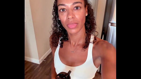 Nonton Giana Gold Teaches You How To Stay Hydrated. thumbnail