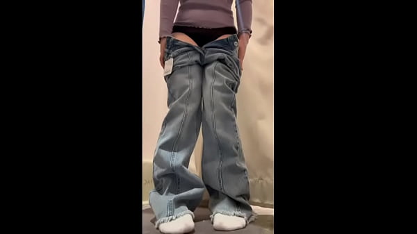 【更衣室でオナニー】 隣で着替えてる人にオナニーしてるのバレそうになりました... thumbnail