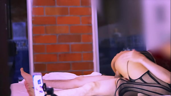 Cu&ntilde_ada y el compa&ntilde_ero de la universidad de su hermana en su apartamento.