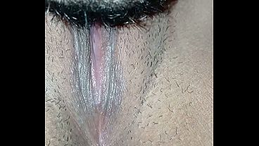 Mi padrastro me ense&ntilde_a como se siente un orgasmo chupandome el clitoris, uff que rico