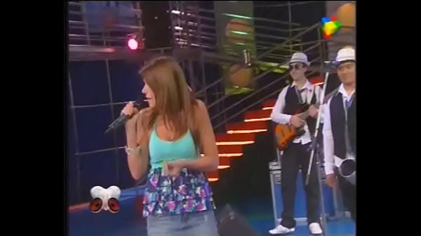 Video de Marcela Ba&ntildeos upskirt oops muestra el culo bajo la mini falda