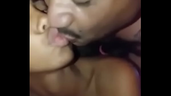 Coronel Le Da Conto A La Teniente En Republica Dominica Ambos De La Misma Institucion. thumbnail