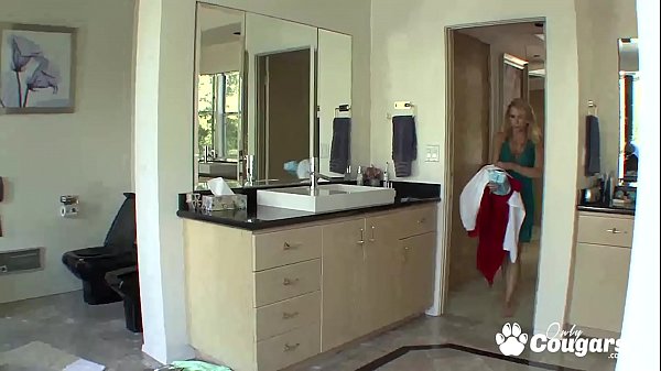 Nonton Big Tits Stepmom And Tiny Daughter Rubbing In Bathroom thumbnail