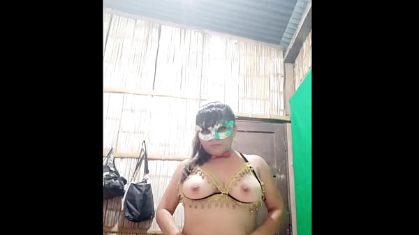 otra vez haciendo cosas malas hijastra!! me pongo muy arrecha y espero con paciencia a mi padrastro que venga a comer y follar esta vagina humeda latina