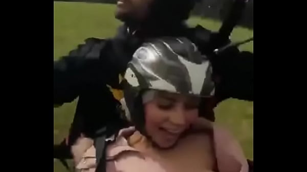 Nonton Stick It In Pussy While Flying Challenge thumbnail