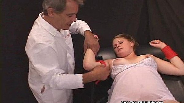 Nonton Anal Fuck Slut Gagged And Zapped On Exam Table thumbnail