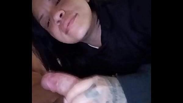 Mi hermanastro me obliga a chuparle la poya despué_s que nos deja. Solos