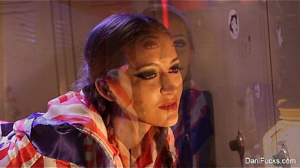 Nonton Locker Room Boxer Dani Daniels thumbnail