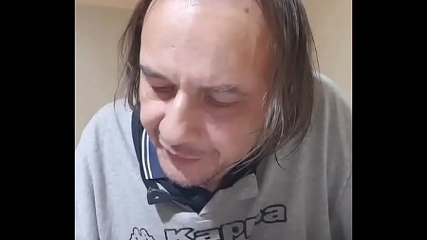 Novinha molhada faz boquete no namorado safado no quarto