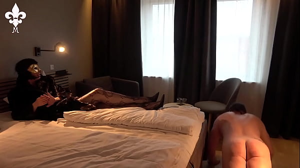 Push ups & pussy licking