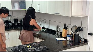 compañ_ero de cuarto me folla duro en la cocina