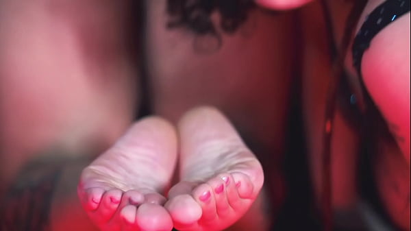 Nonton Chubby Lesbian Brunettes Lick Feet And Tickle thumbnail