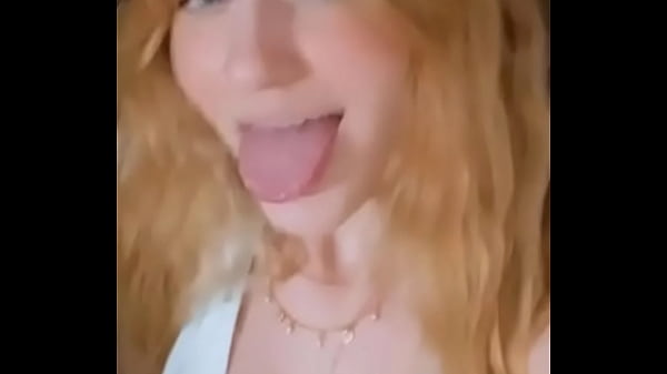 amanda fazendo linguinha