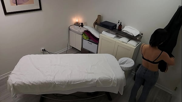 Nonton Petite Japanese Girl Was Seduced, And Fucked Twice During Massage thumbnail