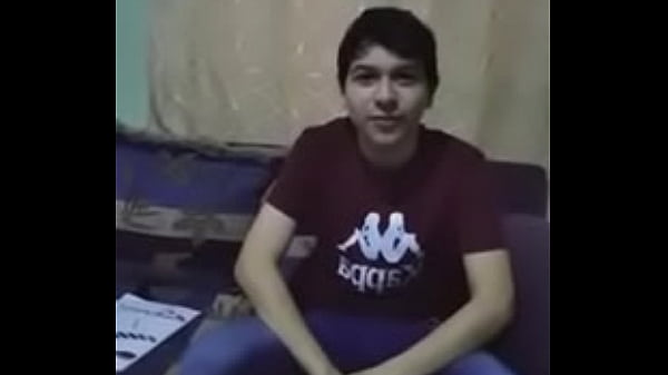 Joven blanco le dan por el culo 