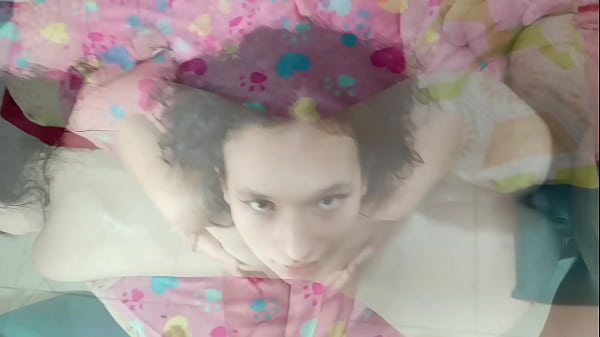 Play MP4 - Hermanastra caliente me hace una garganta profunda&comma; luego le follo duro el co&ntilde;o y me corro en su cara - porno amateur en espanol