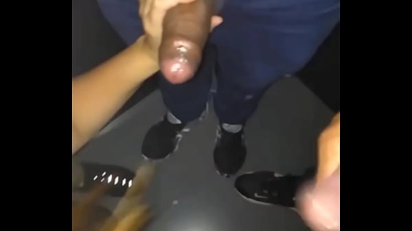 Hoje meu marido me levou no swing e me fez de putinha tive que mamar vários