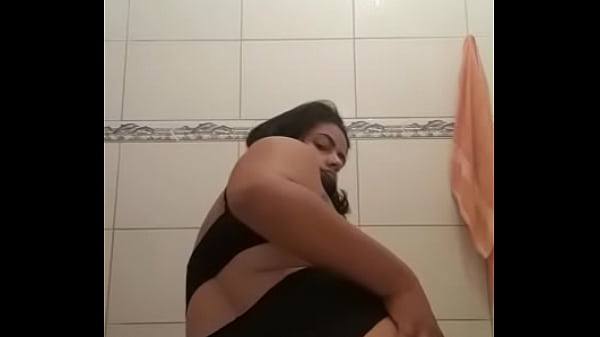 Puta dan&ccedilando no banheiro