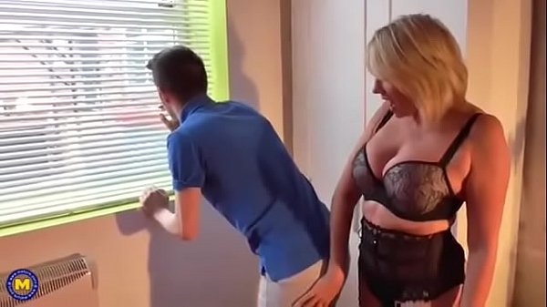 Nonton Big Booty Stepmom thumbnail