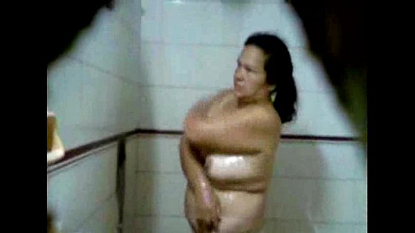 gorda mari ba&ntildeandose