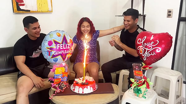 Hijastros le Celebran el Cumpleañ_os a su Madrastra y de Regalo Sorpresa 2 Pollas para Follarla por el Culo y que Disfrute su Regalo