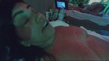 Trenzinho No Motel: Leitada Tripla No Anel Enquanto Ela Chupava A Xota Peludinha thumbnail