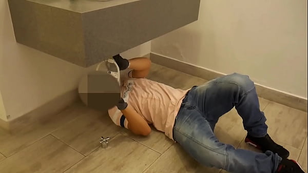 Nonton India De Pezones Inchados Seduce Al Fontanero Y Monta Su Verga Hasta Correrse thumbnail