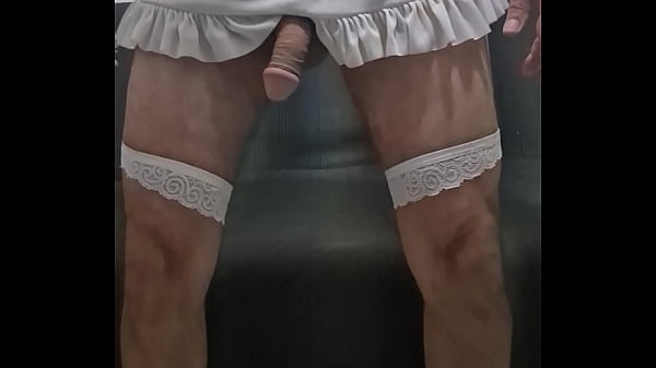 Camisola e Lingerie Fio Dental Branca, F&ecirc_mea Submissa Rebolando.