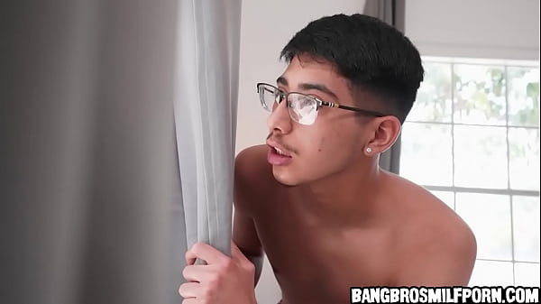 Nonton Hot Stepmom Gives Head To Her Stepson - Milf Porn thumbnail