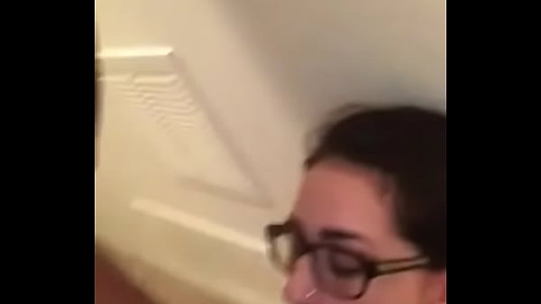 Nonton Fumandose Un Tabasco Mientras Se Le Chupan La Verga thumbnail