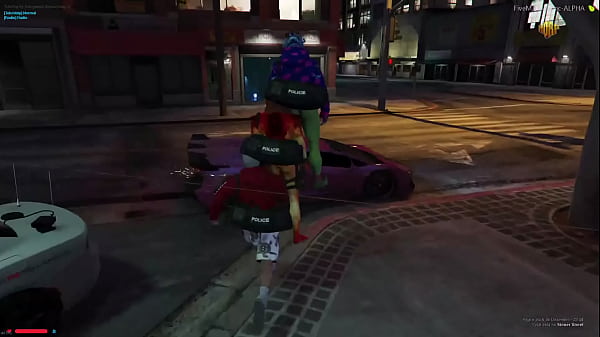 La chica caliente y sus amigos pervertidos llamaron a demasiados polic&iacute;as para follar y comerse el culo sucio 