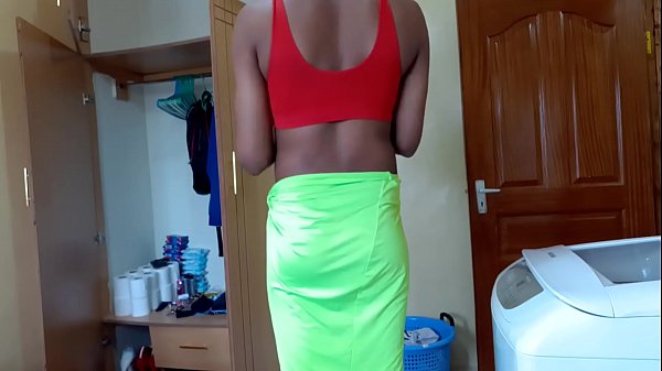 Kamẹra Farapamọ Ninu Yara Iyipada Awọn Obirin Ninu Ile Itaja thumbnail