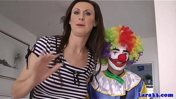 Nonton British Glam Mature Cocksucking Lucky Clown thumbnail