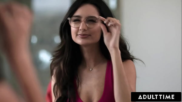 Nonton Hot Babe Puts Wrong Glasses - De thumbnail
