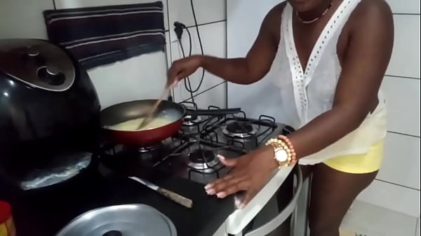 Dona De Casa Fazendo Um Brigadeiro Gostoso thumbnail