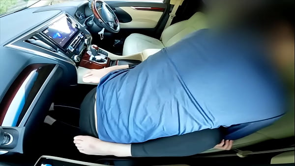 不倫男が不倫妻と旦那がいるジムに行き、不倫妻を連れ出しカーセックス thumbnail