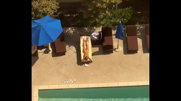 Nonton Blonde Sunbathing thumbnail