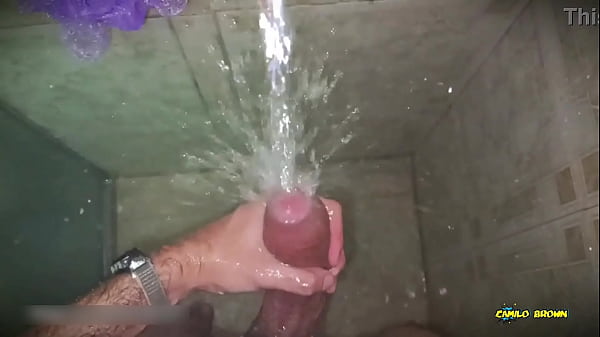 Masturb&aacute;ndome Con Agua. Dejo Que El Chorro De Agua Me Caiga En La Verga Hasta Hacerme Venir Muy Rico Sin Manos ? thumbnail